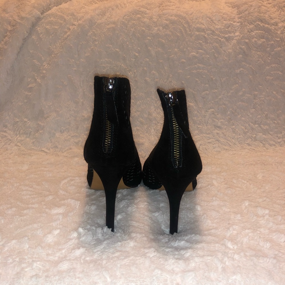 Used, size 7.5 black heals.